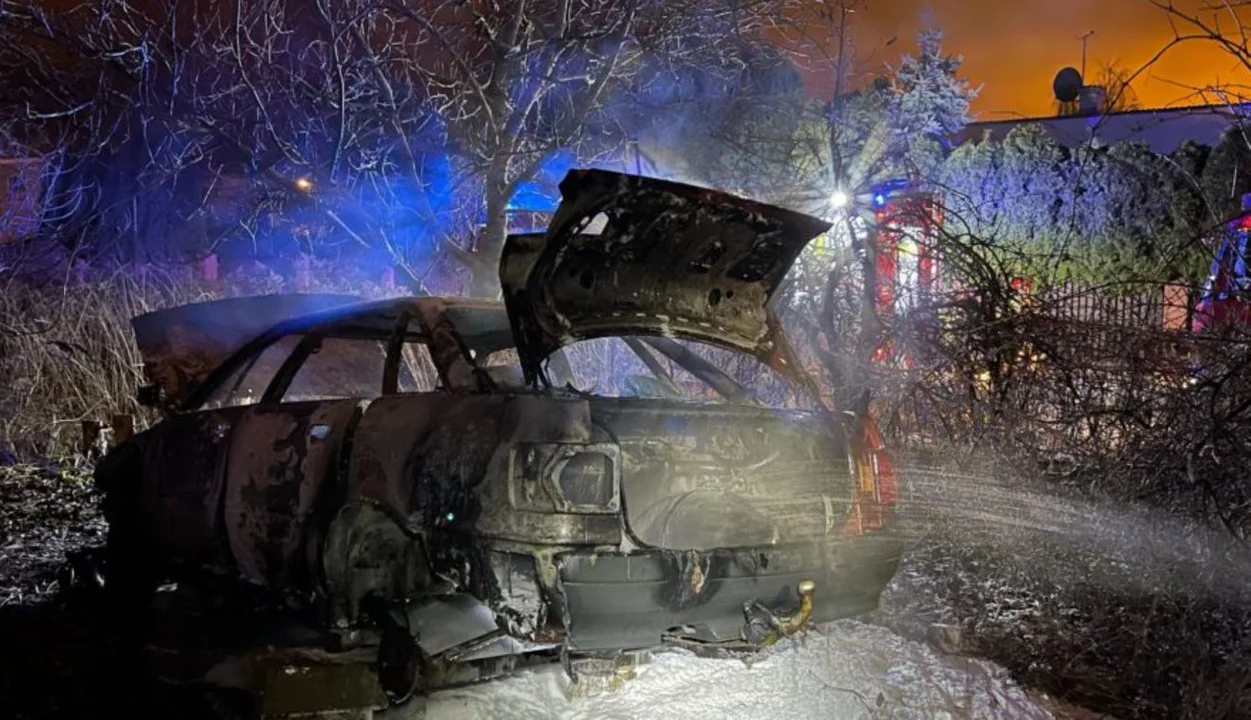 Parczew: nocny pożar samochodu na ul. Kolejowej. „Było zagrożenie dla pobliskich budynków” - Zdjęcie główne