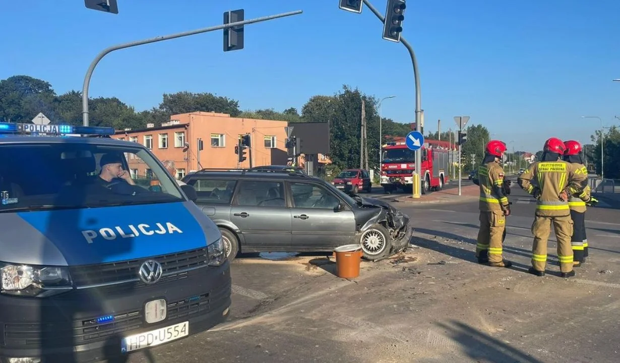 Parczew. Samochód zderzył się z ciężarówką na ważnym skrzyżowaniu. Jedna osoba w szpitalu - Zdjęcie główne