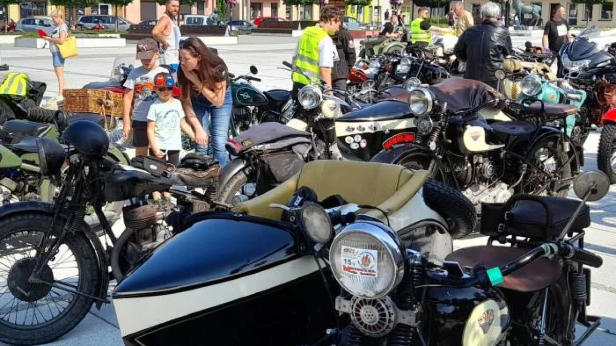 Parczew. Zabytkowe motocykle na Placu Wolności - Zdjęcie główne