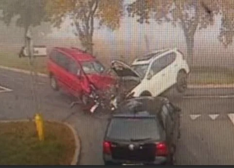 Gmina Parczew. Dwie osoby w szpitalu po zderzeniu trzech aut na ważnej drodze - Zdjęcie główne