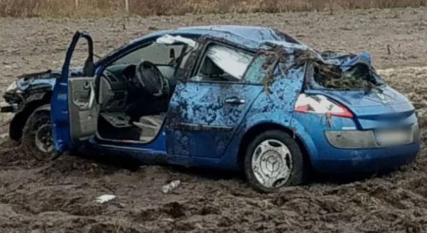 Groźny wypadek w powiecie parczewskim. Dachował samochód - Zdjęcie główne