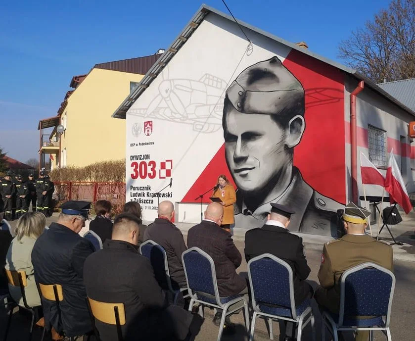 Podedwórze: pilot Dywizjonu 303 ma swój mural - Zdjęcie główne