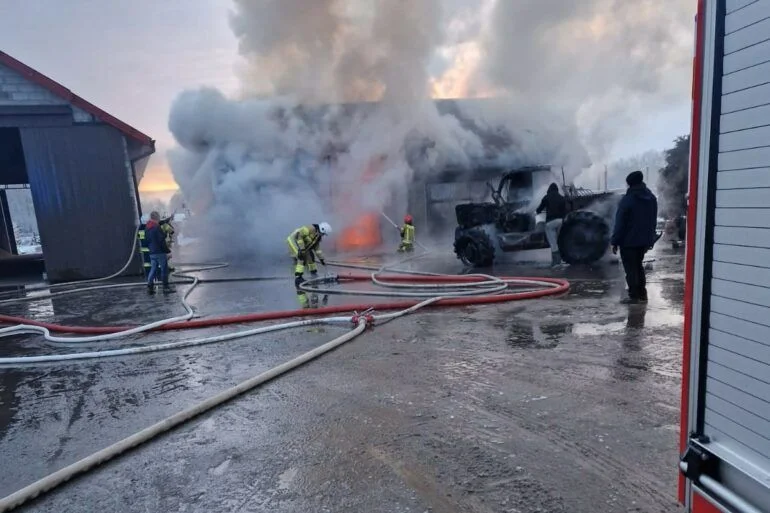 Powiat parczewski. Pożar garażu w gminie Dębowa Kłoda - Zdjęcie główne