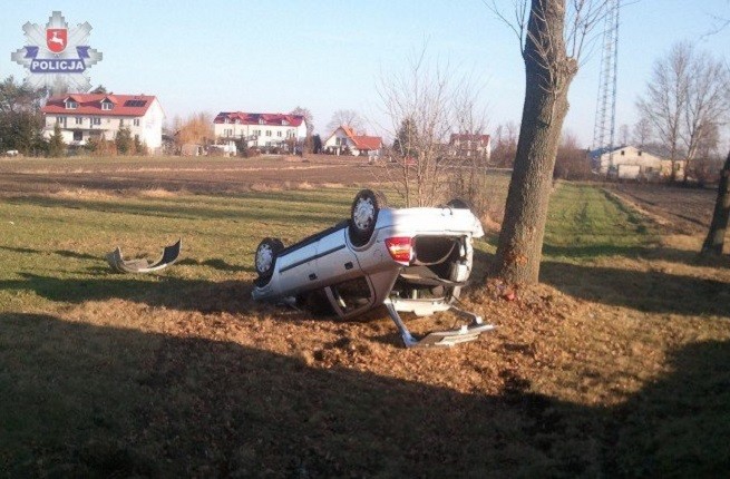 Parczewscy policjanci badają okoliczności dachowania samochodu osobowego w Działyniu - Zdjęcie główne