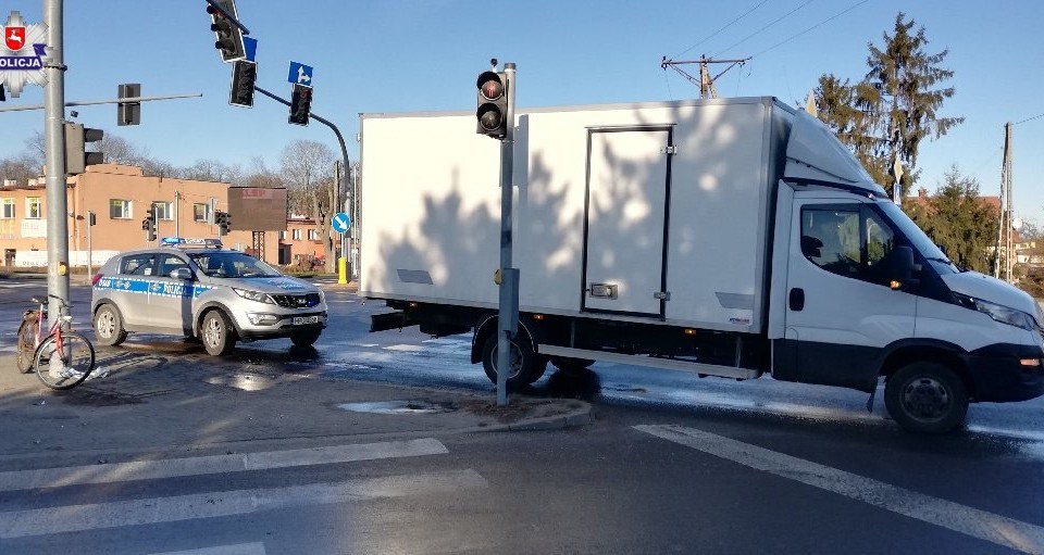 Rowerzysta wpadł pod koła busa - Zdjęcie główne