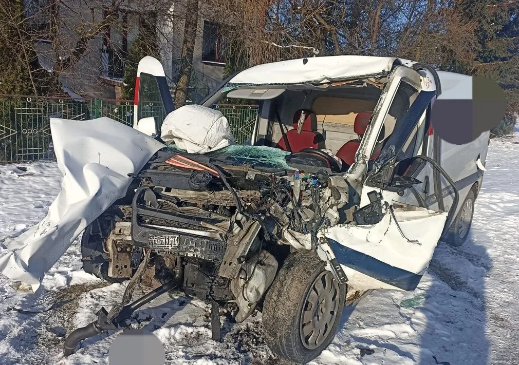 Powiat parczewski. Czołowe zderzenie samochodu z autobusem - Zdjęcie główne