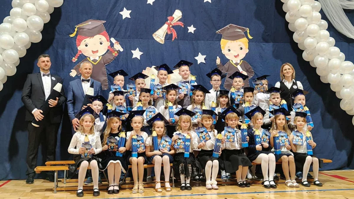 Parczew. Ślubowanie w SP 3 - Zdjęcie główne