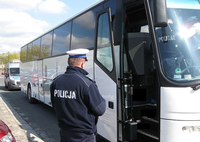 Policja kontroluje autokary - Zdjęcie główne