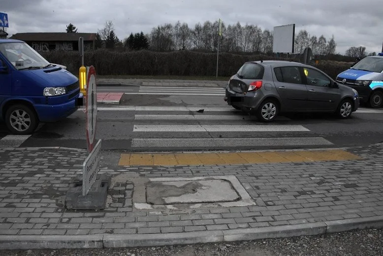 Biała Podlaska: Wjechał w samochód, który chciał przepuścić pieszą. Kobieta trafiła do szpitala - Zdjęcie główne