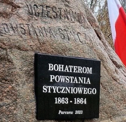 Parczew: nowy napis na pomniku przy al. al. Jana Pawła II - Zdjęcie główne