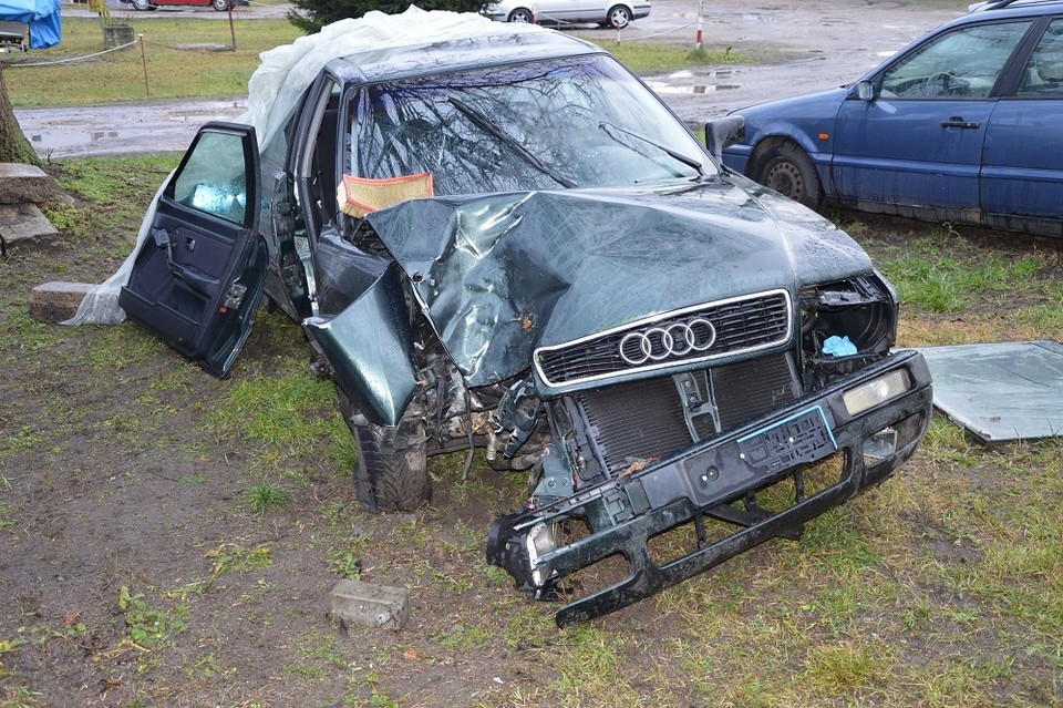 W Rudzieńcu Audi uderzyło w drzewo . Nie żyje pasażerka. - Zdjęcie główne