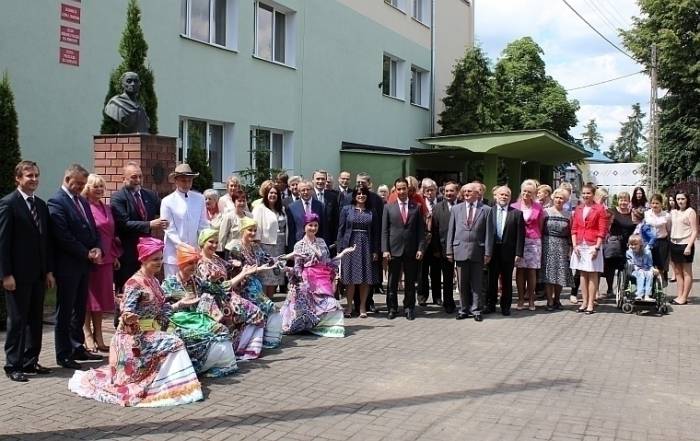  Przed popiersiem Bolivara - jedna z uroczystości w ZS nr 2 im. Simona Bolivara w Milejowie, szkole, której nowy sztandar ufundowała Ambasada Boliwariańskiej Republiki Wenezueli w Polsce. W uroczystości wziął udział m.in. Luis Gómez Urdaneta, ambasador Wenezueli (czwarty od lewej)