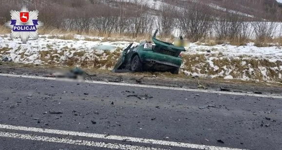 Śmiertelny wypadek samochodowy w Zagrodach. Zginęły dwie osoby, a jedna trafiła do szpitala w Lublinie - Zdjęcie główne