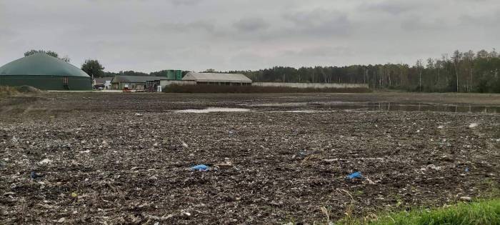 Pod Parczewem plastik wychodzi z ziemi - Zdjęcie główne