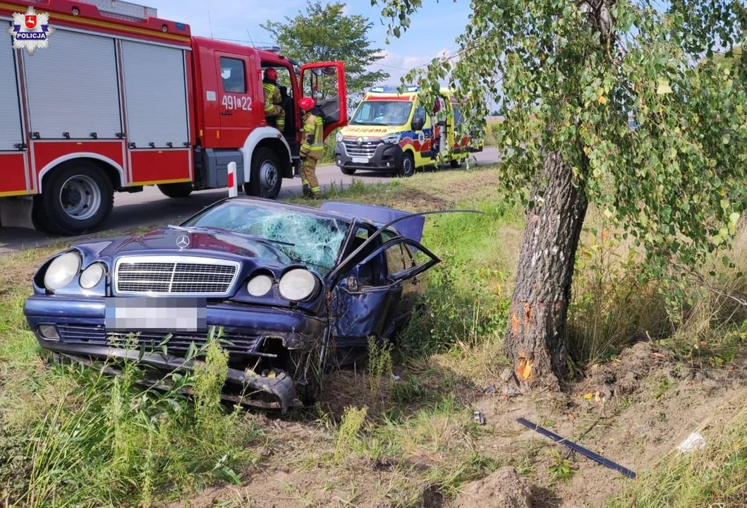 Powiat parczewski: Wjechał do rowu, a potem uderzył w drzewo. Trafił do szpitala - Zdjęcie główne