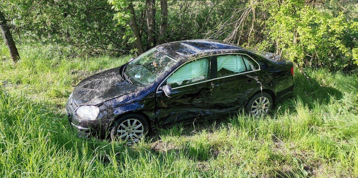 Gmina Dębowa Kłoda: zderzenie dwóch aut. Jednym podróżowało małżeństwo z dzieckiem  - Zdjęcie główne