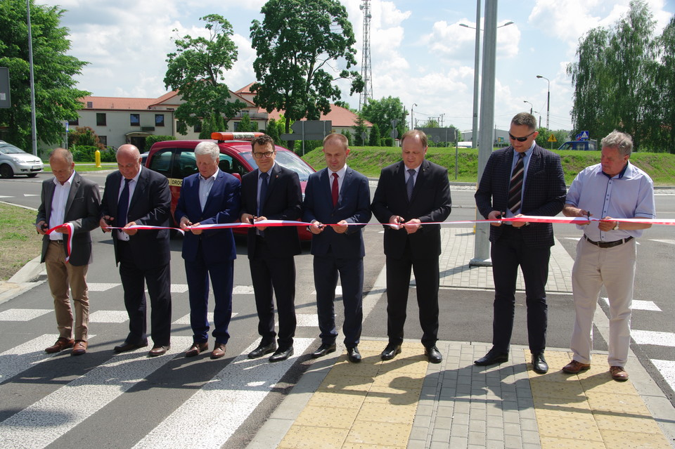 Przecięli wstęgę na rondzie, a nie ma wjazdu na ścieżkę rowerową - Zdjęcie główne