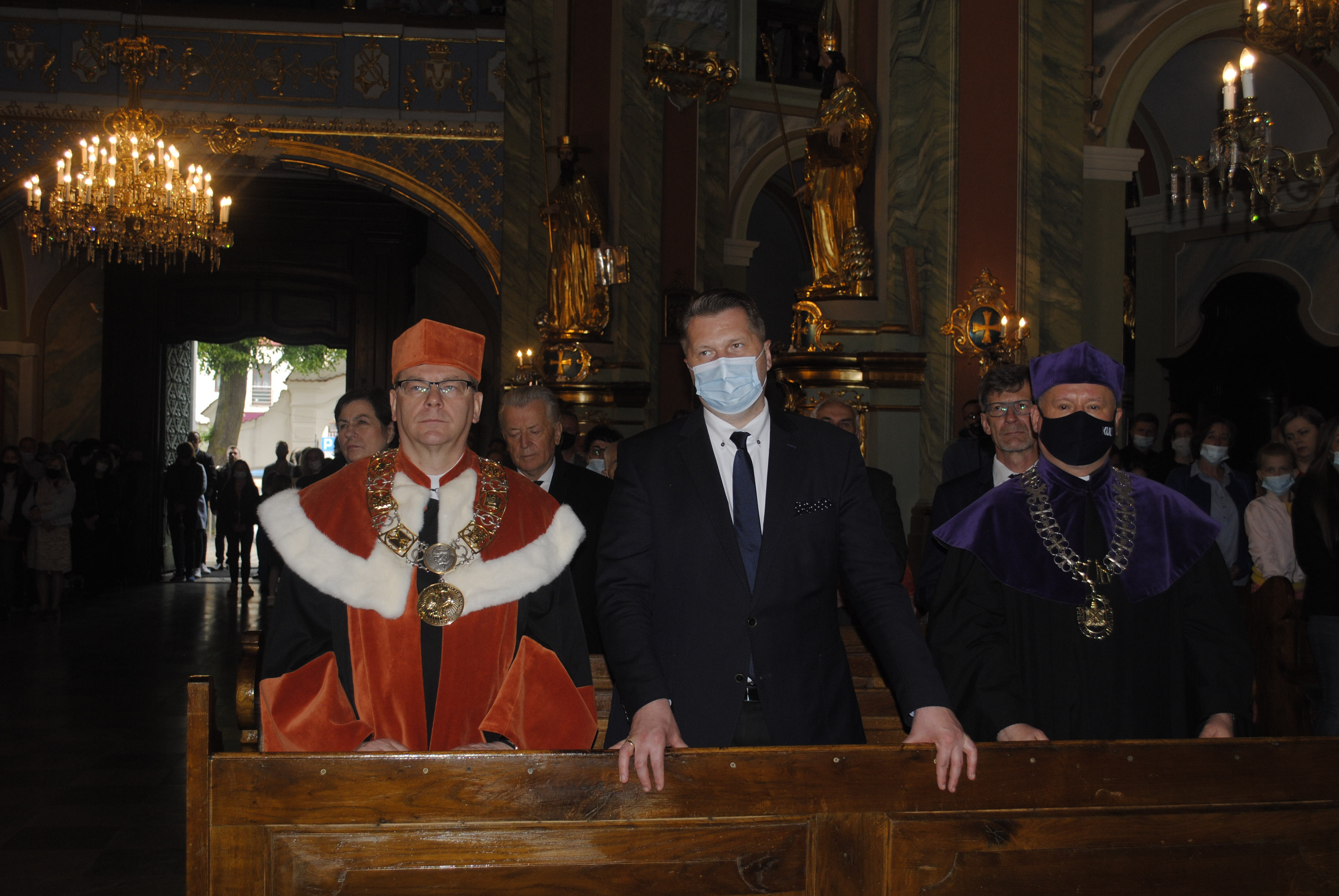 W uroczystości jubileuszowej wzięli udział: (od lewej) ks. prof. Marian Sitarz, prorektor KUL, minister edukacji i nauki Przemysław Czarnek, ks. prof. Krzysztof Mikołajczuk, dyrektor Instytutu Prawa Kanonicznego KUL