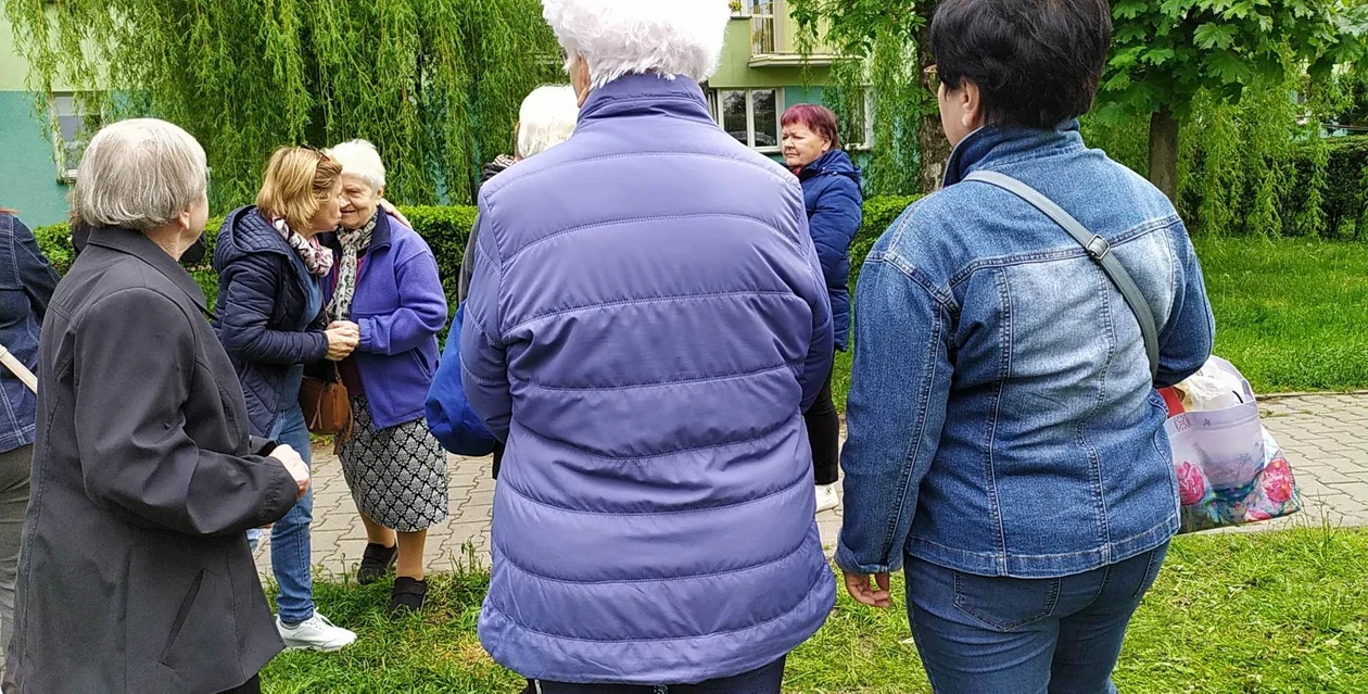 Objawienie maryjne w Parczewie? Mieszkańcy cały czas gromadzą się koło drzewa, na którym miała się ukazać Matka Boska (film) - Zdjęcie główne