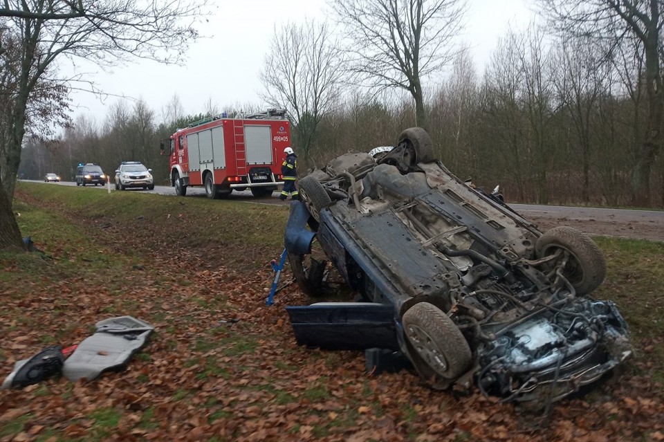 Uderzył w drzewo i dachował - Fotorelacja - Zdjęcie główne