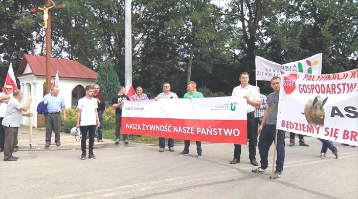 Rolnicy zaaresztowali weterynarzy i zablokowali drogę. Pomagał Nowy Lepper (wideo) - Zdjęcie główne