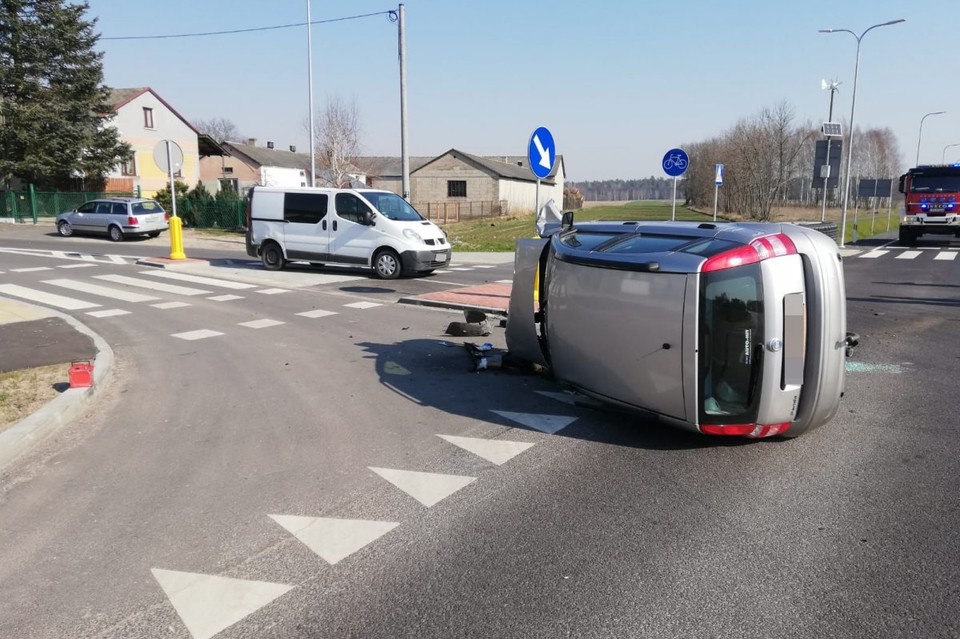 Przewrócił osobówkę na bok dostawczakiem - GALERIA ZDJĘĆ - Zdjęcie główne