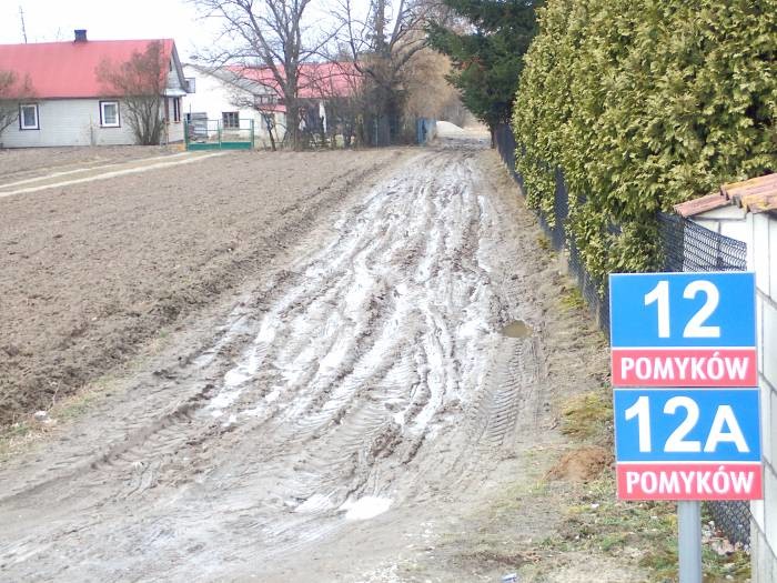 Toną w błocie w Pomykowie - Zdjęcie główne