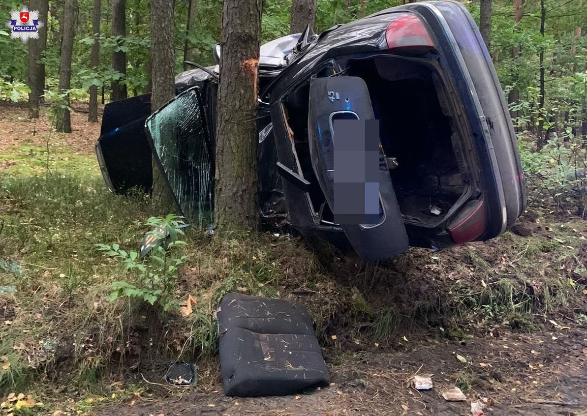 Powiat parczewski: 29-latek wjechał w drzewo w lesie między Tyśmienicą a Zabielem - Zdjęcie główne