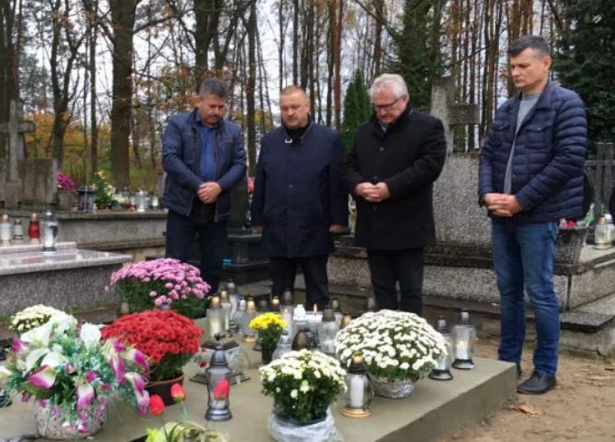 Starosta  parczewski uczcił pamięć swojego poprzednika. Odwiedził jego grób na cmentarzu w Starym Brusie - Zdjęcie główne