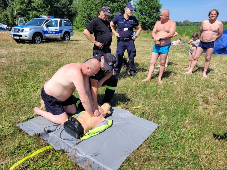 Powiat parczewski: Strażacy i policjanci zorganizowali specjalny pokaz nad jeziorem - Zdjęcie główne