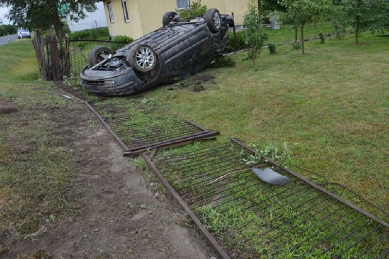 Parczew: Odebrał prawo jazdy trzy tygodnie temu, zakończył podróż dachowaniem - Zdjęcie główne