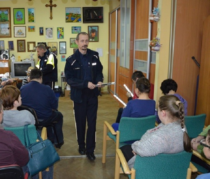 Policjanci rozdali odblaski niepełnosprawnym - Zdjęcie główne