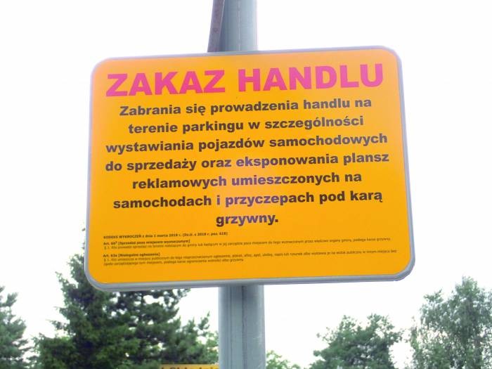 Handlują autami na parkingu przy kościele. Interwencja Wspólnoty. - Zdjęcie główne