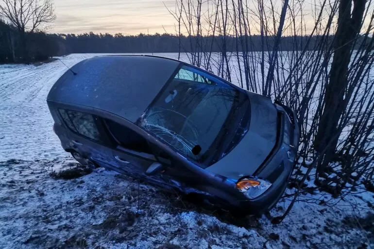 Powiat parczewski: Uwaga, ślisko! Auto dachowało - Zdjęcie główne