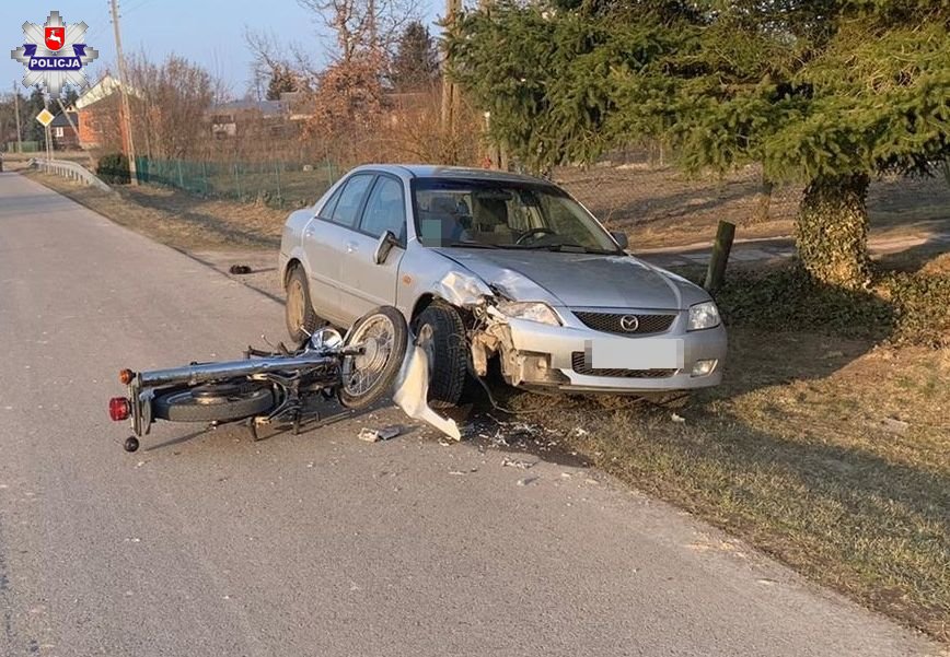 Uderzył w zaparkowaną mazdę. Wyleciał z motocykla - Zdjęcie główne