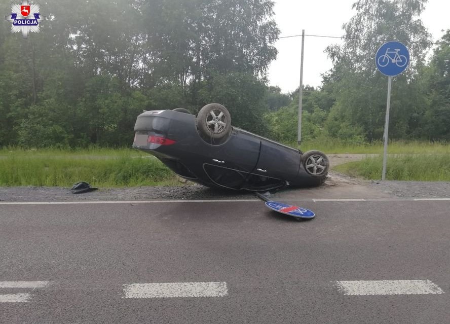 Zjechał do rowu i dachował - Zdjęcie główne