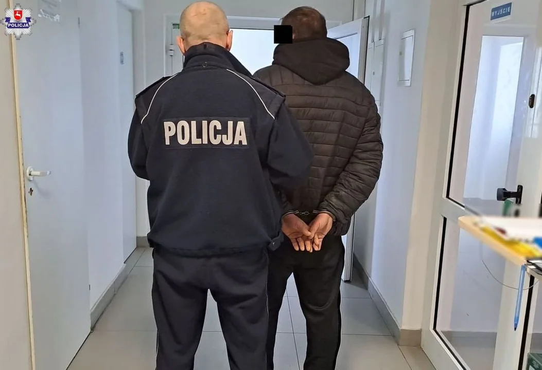 Powiat parczewski. Policjanci zatrzymali busa. Pasażer wyszedł w kajdankach - Zdjęcie główne