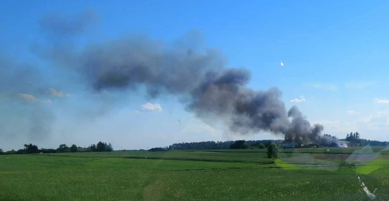 Gmina Siemień: Pożar stodoły. Ogień szybko się rozprzestrzeniał  - Zdjęcie główne