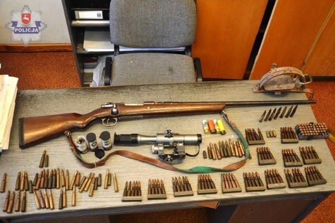 28-latek posiadał w domu nielegalną broń i ponad 100 sztuk amunicji - Zdjęcie główne