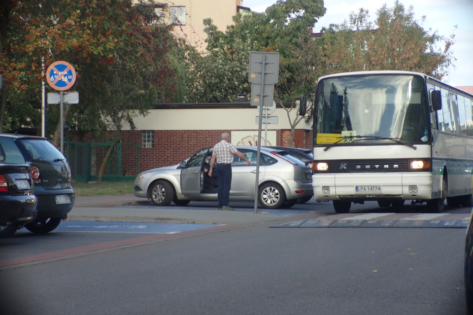 Blokują zatoczkę dla szkolnych autobusów - Zdjęcie główne