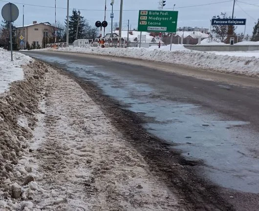 Parczew: dzieci szły do szkoły drogą, bo na chodnikach zalegał śnieg - Zdjęcie główne