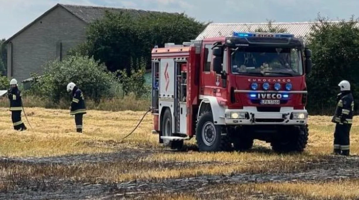 Groźny pożar niedaleko Parczewa. Paliła się słoma - Zdjęcie główne