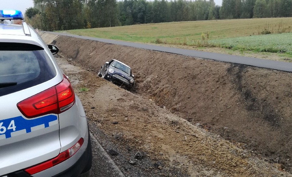 Wpadła do rowu na zakręcie - Zdjęcie główne