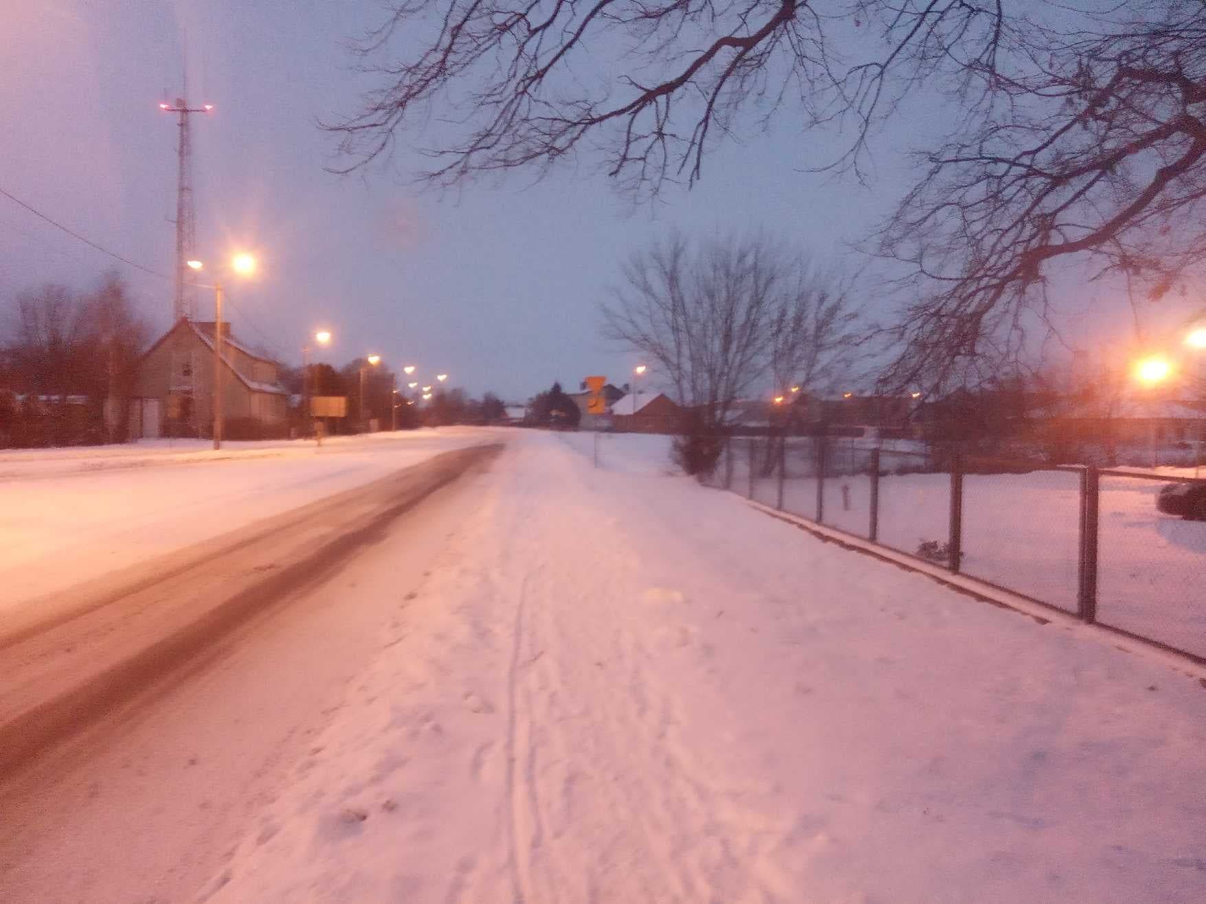 Śnieg i lód na wojewódzkich drogach w Parczewie. Czytelnik: Lepiej jest na osiedlowych uliczkach - Zdjęcie główne