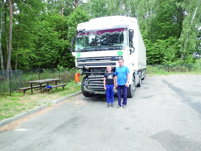 Ukrainiec z 10-letnim synem koczował na parkingu w rozbitym aucie - Zdjęcie główne