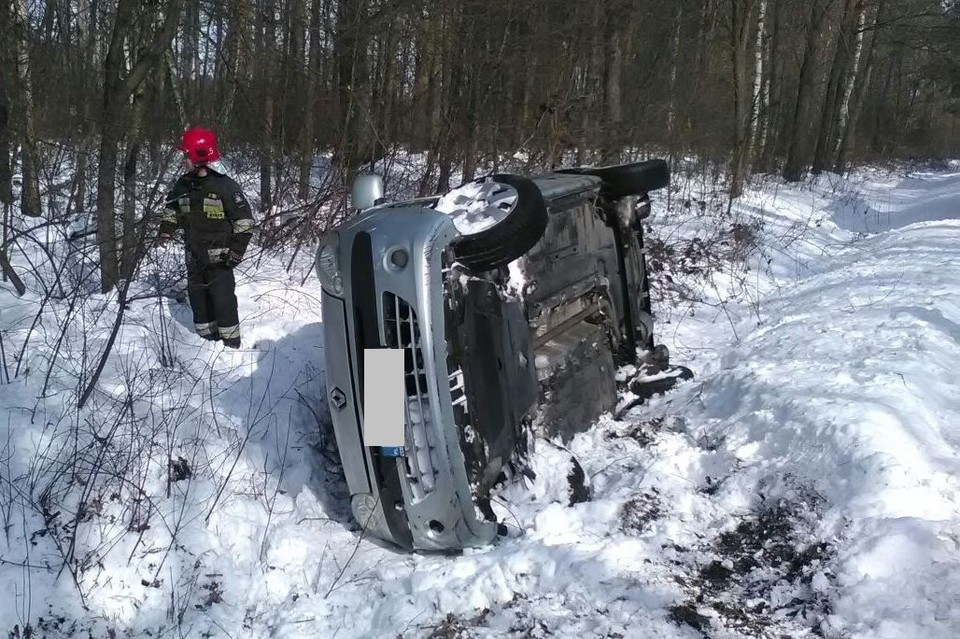 Nie dostosował prędkości - zakończył jazdę w rowie - Zdjęcie główne