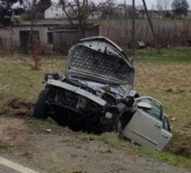 Powiat parczewski. Auto zjechało do rowu - Zdjęcie główne