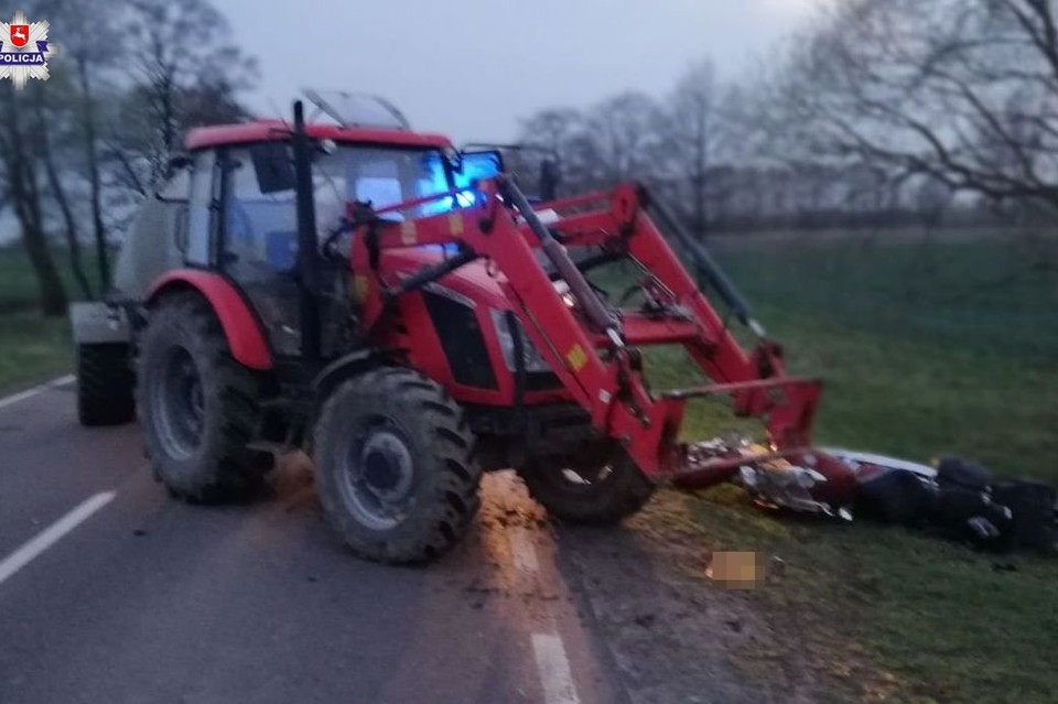 Motocyklista zderzył się z ciągnikiem w Rudnie.  31-latek zginął na miejscu. - Zdjęcie główne