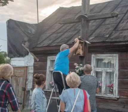 Parczew. Nowa kapliczka z figurką Matki Boskiej została zamontowana na ul. Kolejowej - Zdjęcie główne