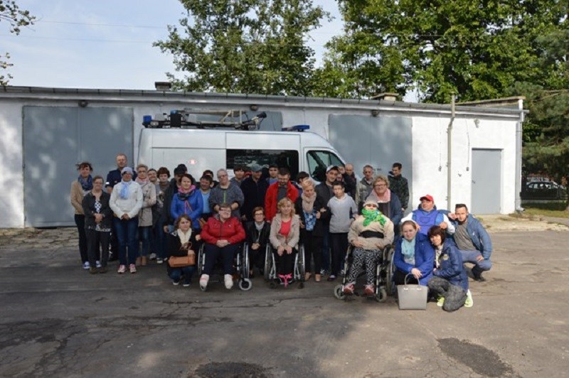 Podopieczni Warsztatów Terapii Zajęciowych Caritas zwiedzili komendę - Zdjęcie główne